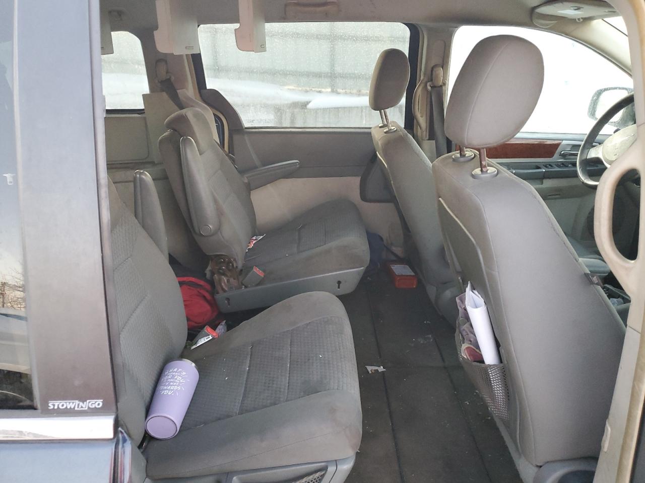 2009 Chrysler Town & Country - Image 11