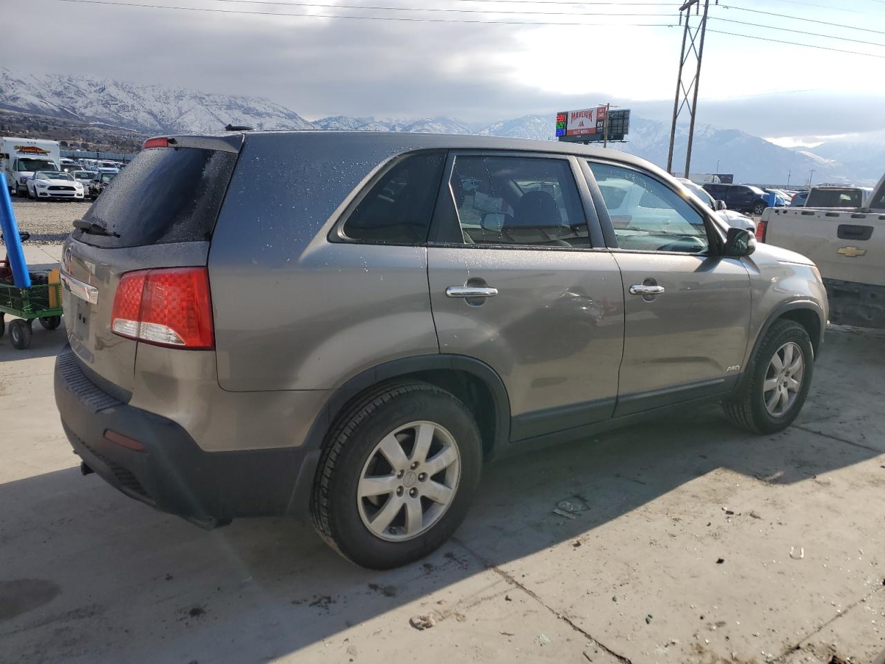 VIN 5XYKTDA68DG417800 2013 KIA SORENTO no.3