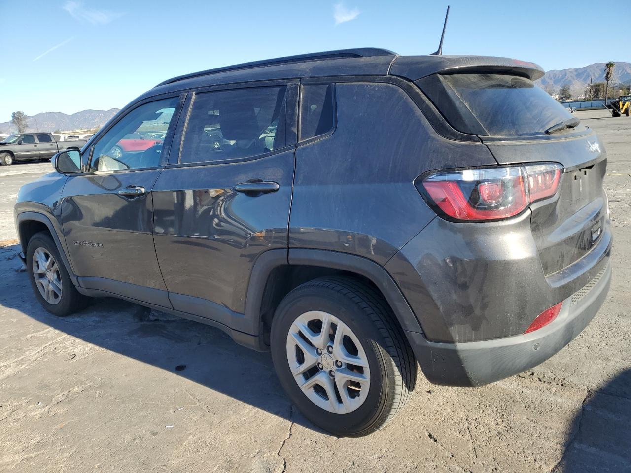 VIN 3C4NJCAB4JT255100 2018 JEEP COMPASS no.2