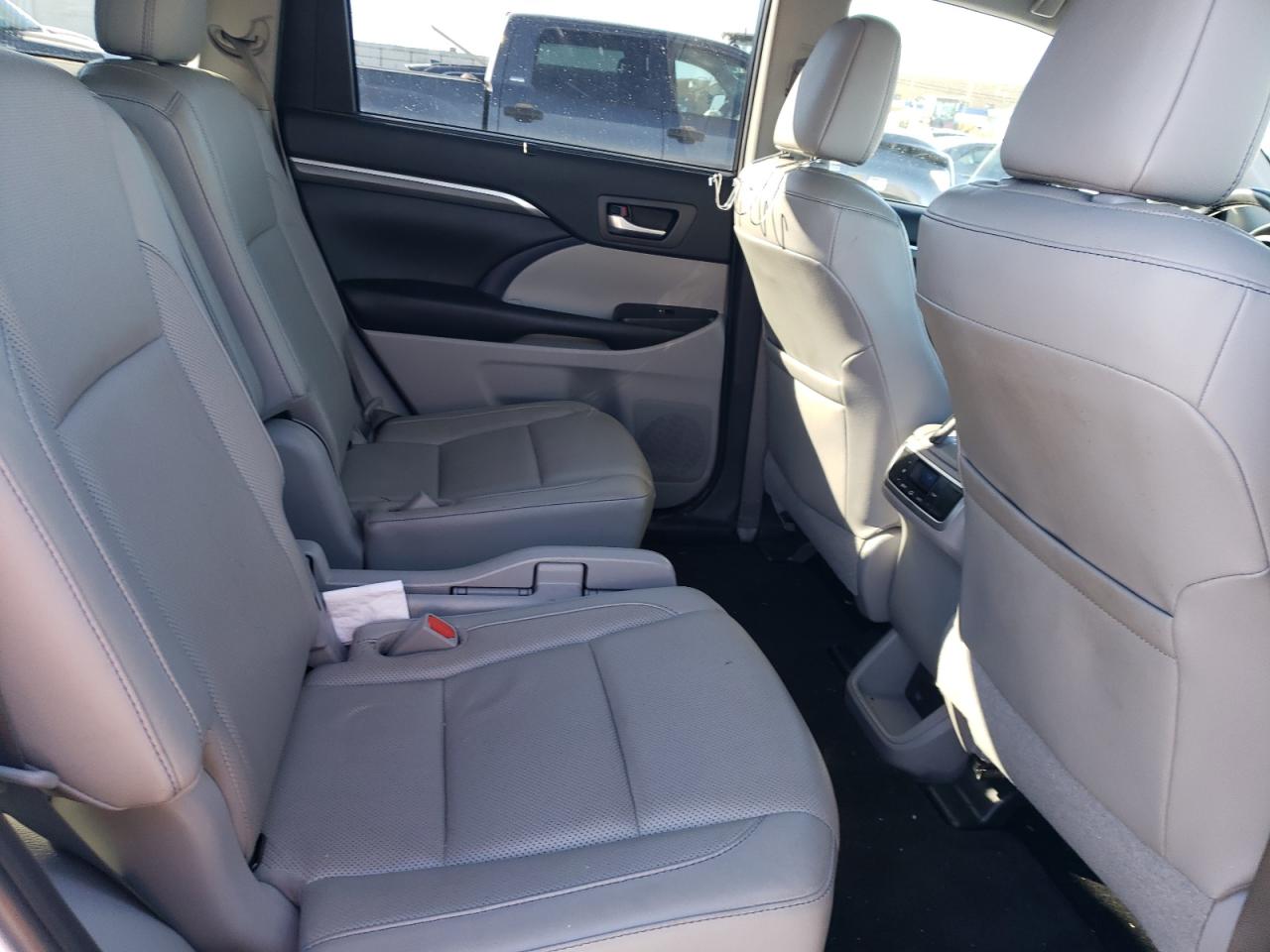 2019 Toyota Highlander - Image 11