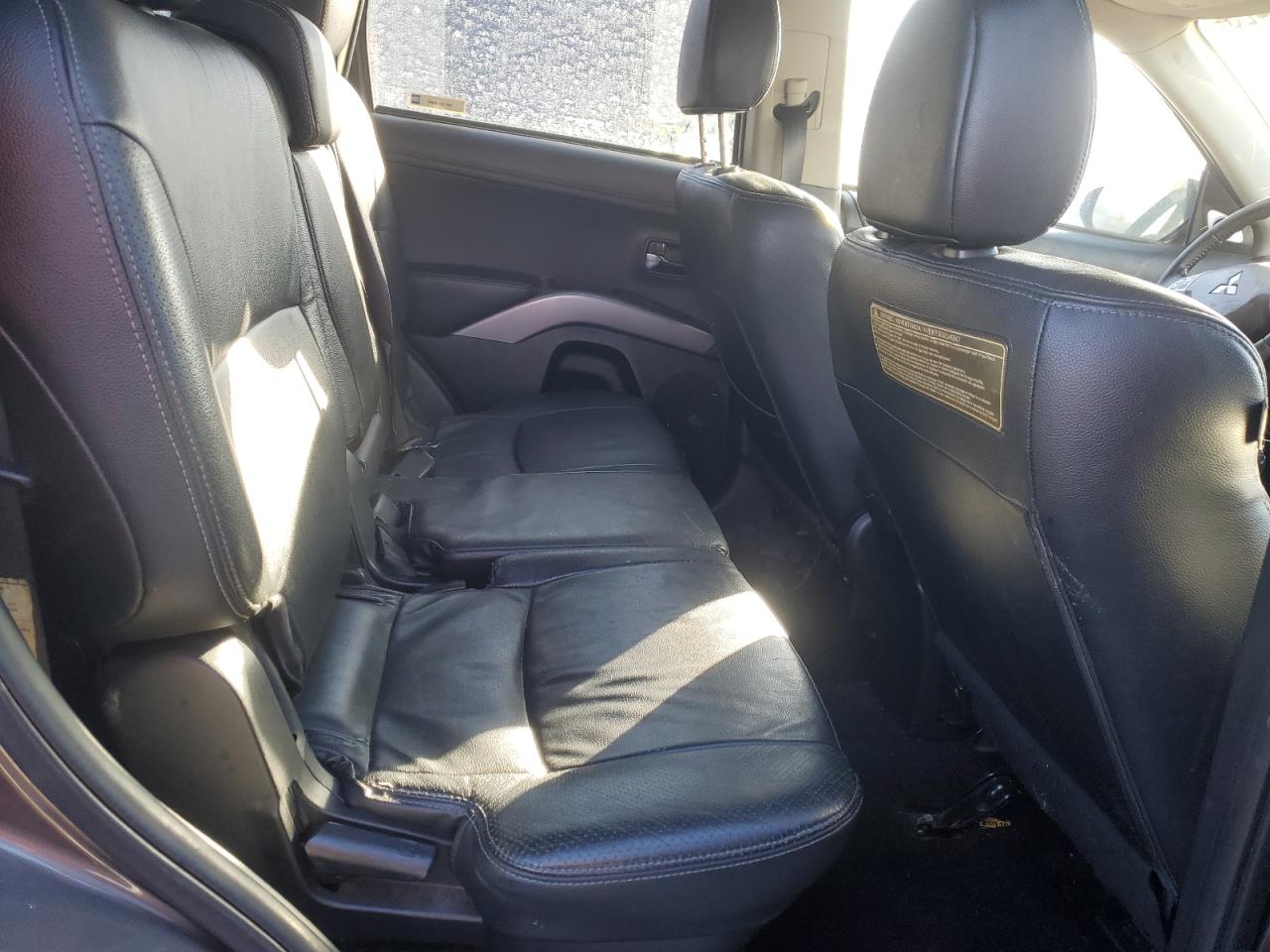 2012 Mitsubishi Outlander - Image 11