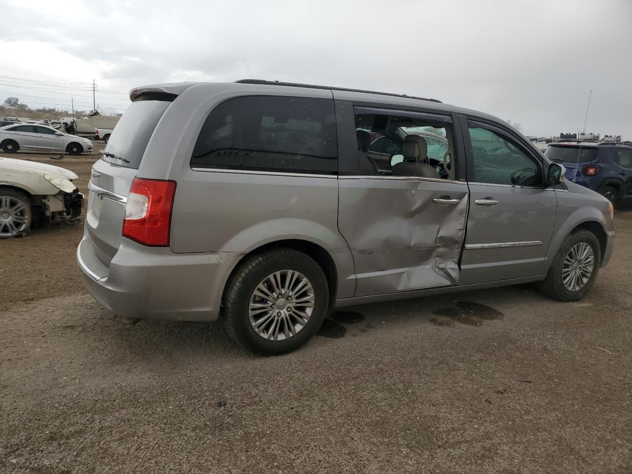 2013 Chrysler Town & Country - Image 3