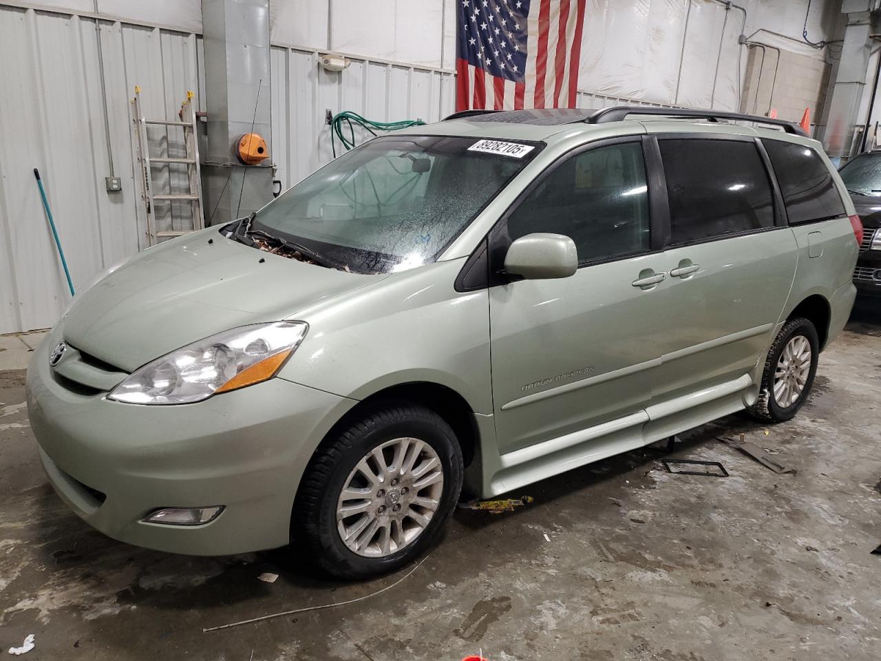 2008 Toyota Sienna - Image 1