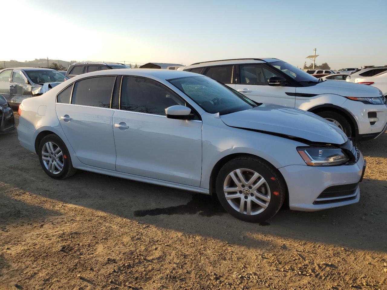2017 Volkswagen Jetta - Image 4