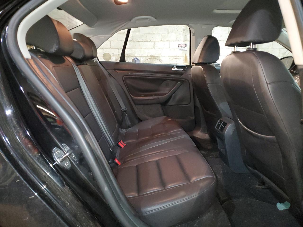 2010 Volkswagen Jetta - Image 10
