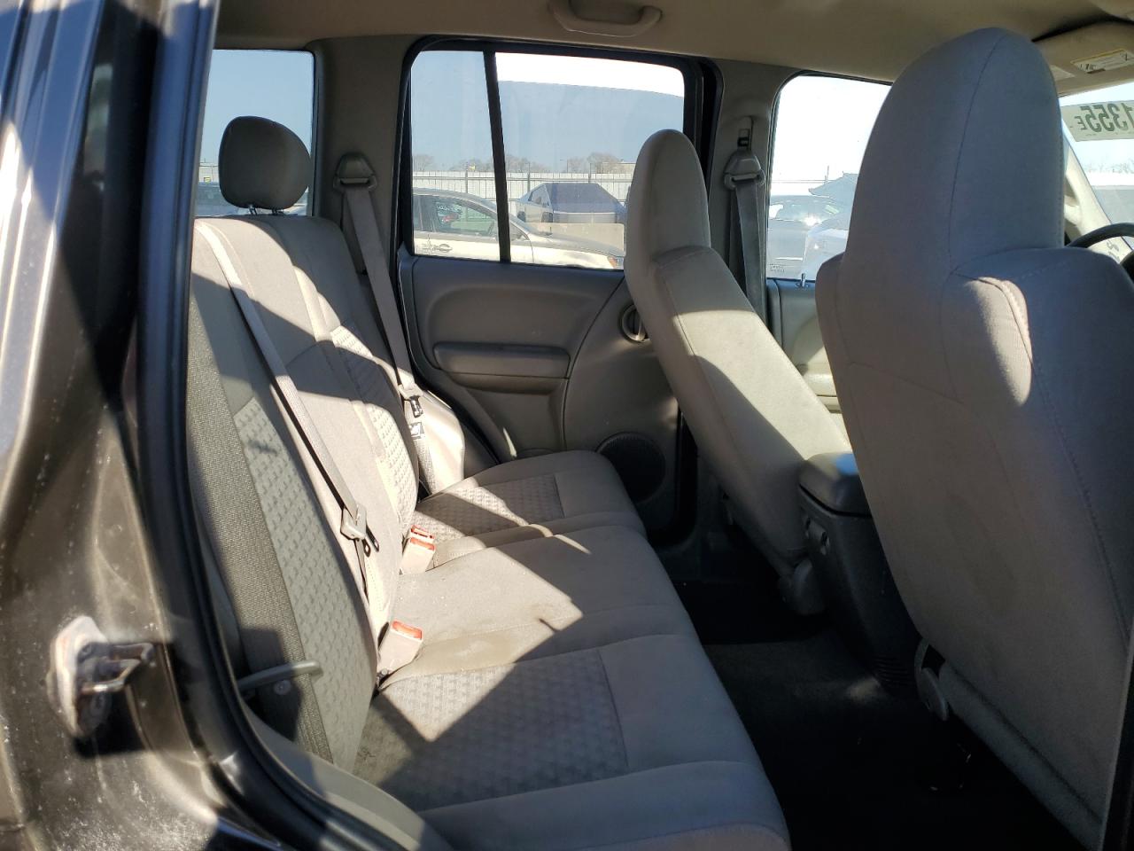 2005 Jeep Liberty (North America) - Image 11