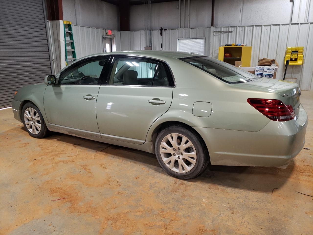 2010 Toyota Avalon - Image 2