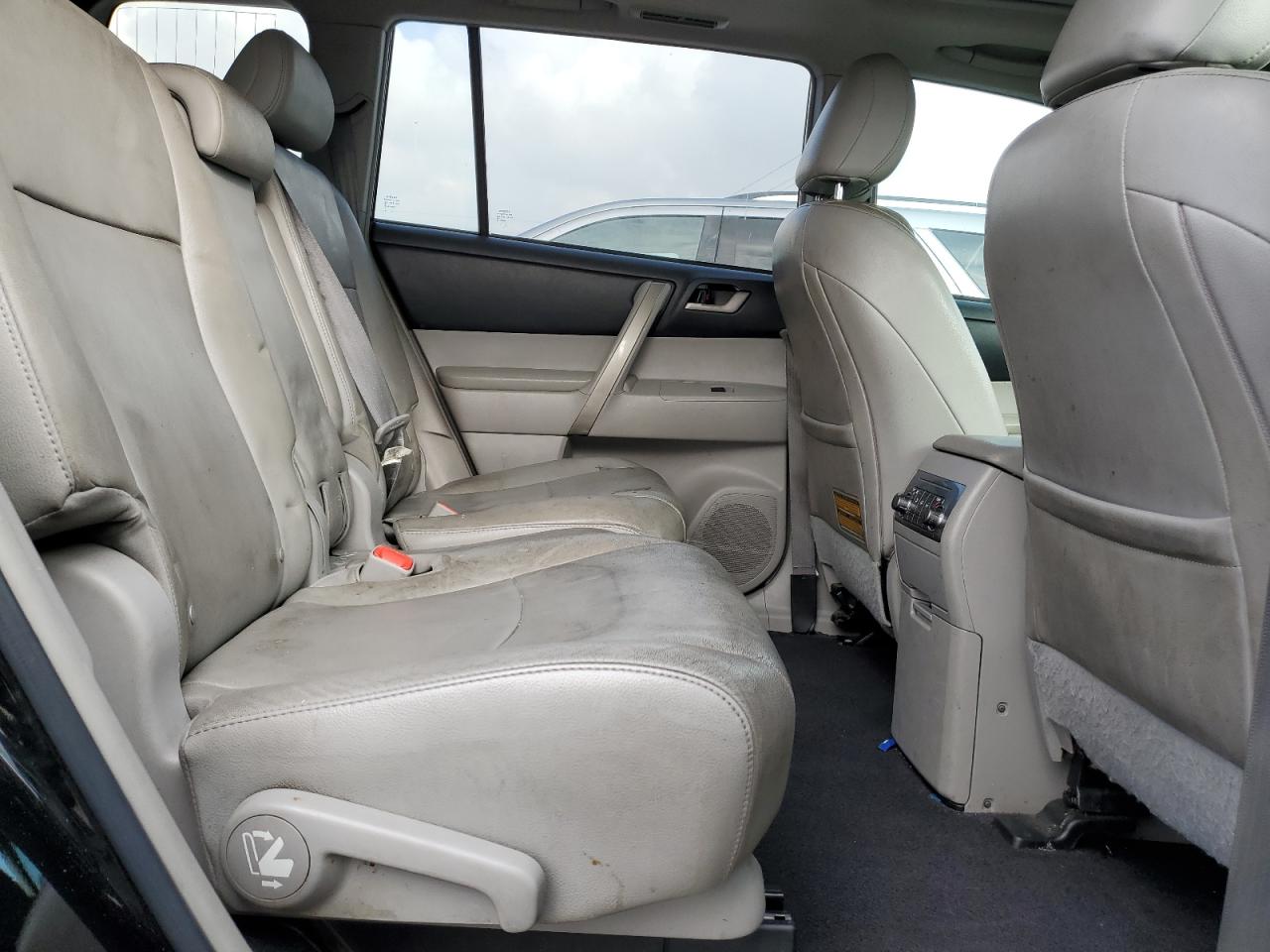 2011 Toyota Highlander - Image 11