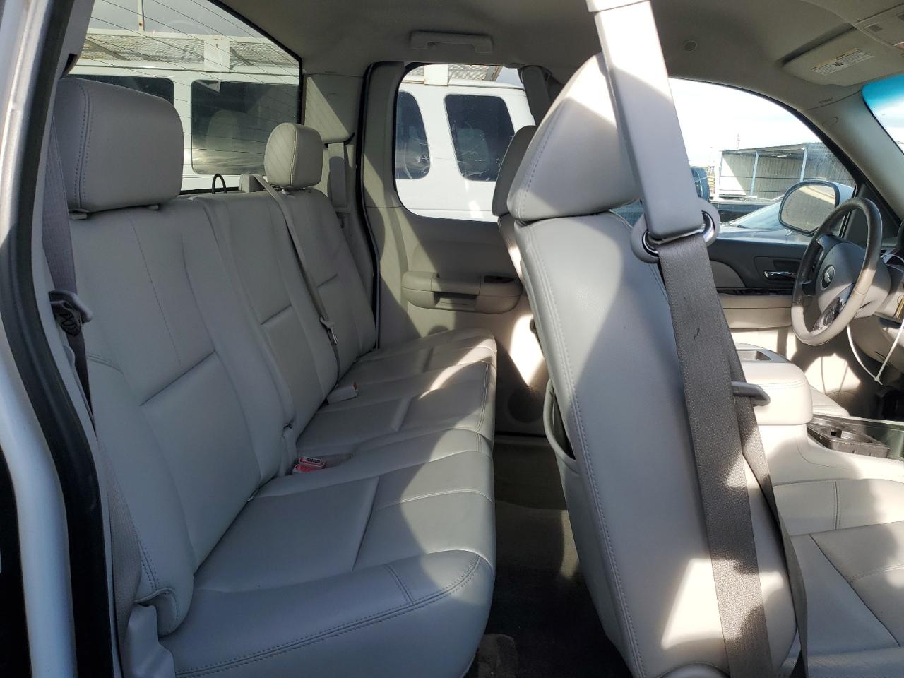 2007 Chevrolet Silverado - Image 10