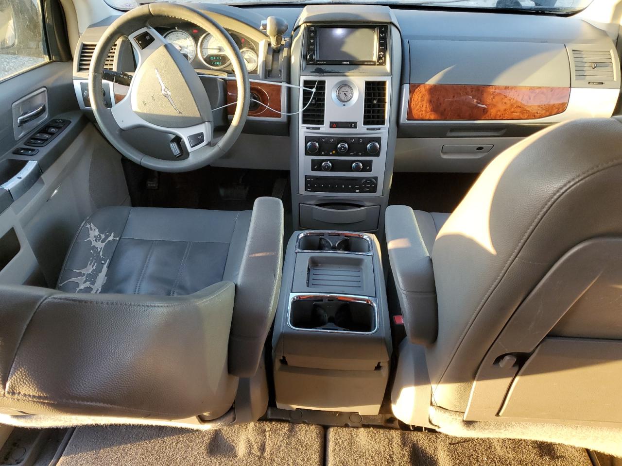2008 Chrysler Town & Country - Image 8