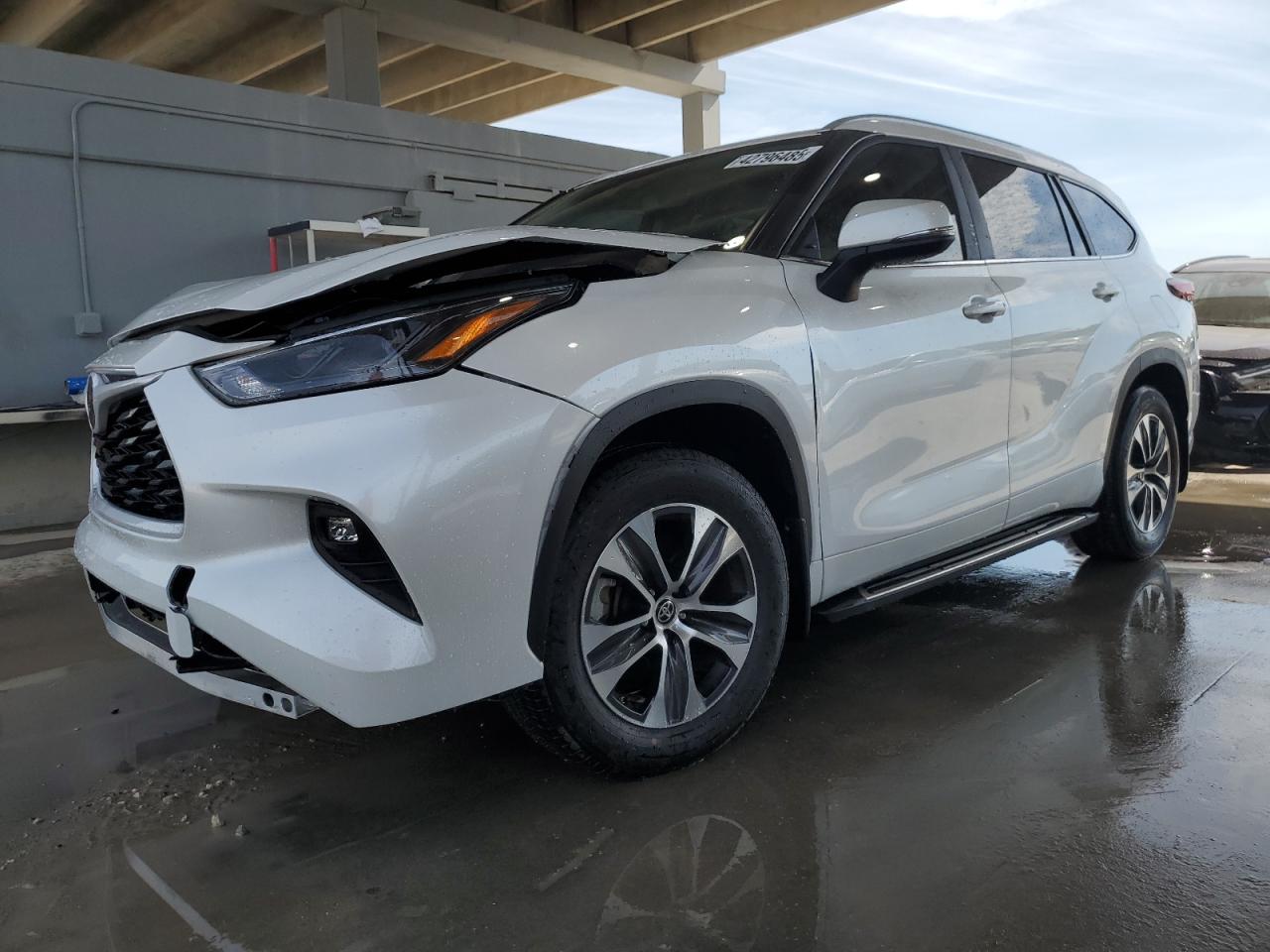 2024 Toyota Highlander - Image 1