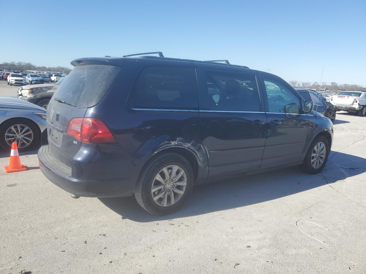 2013 Volkswagen Routan - Image 3