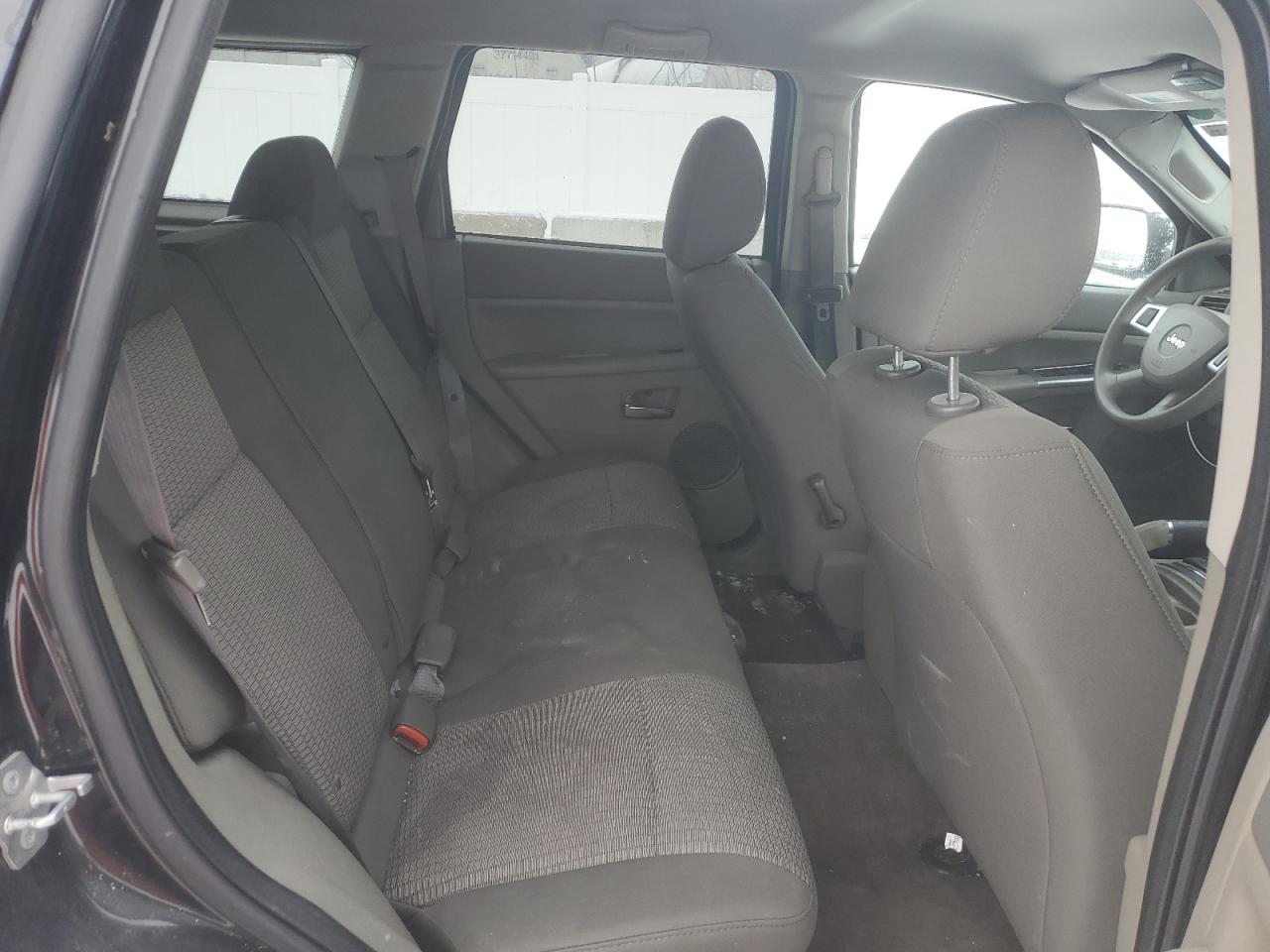 2010 Jeep Grand Cherokee - Image 11