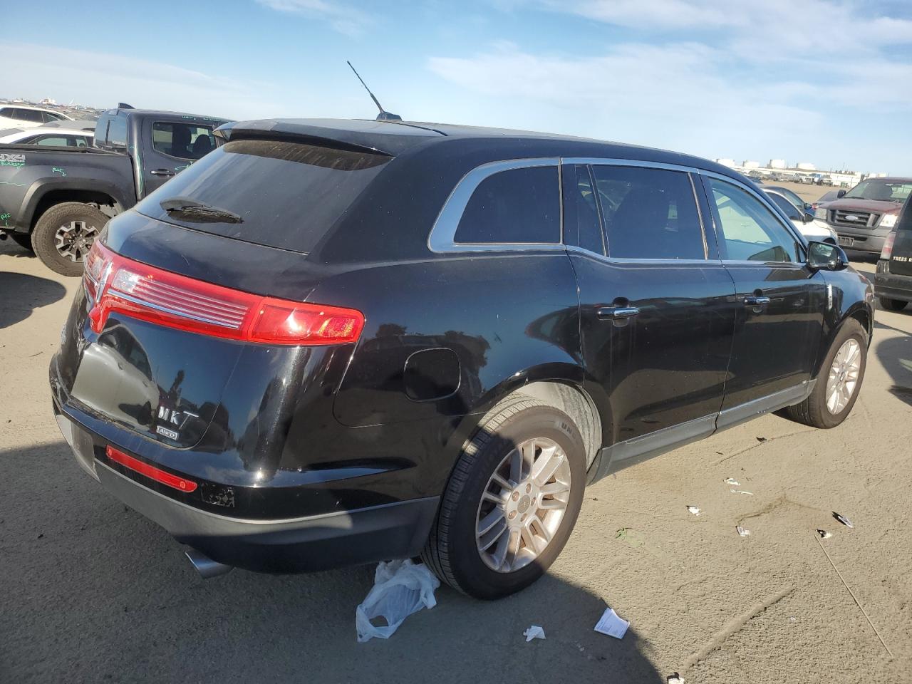 2014 Lincoln MKT - Image 3