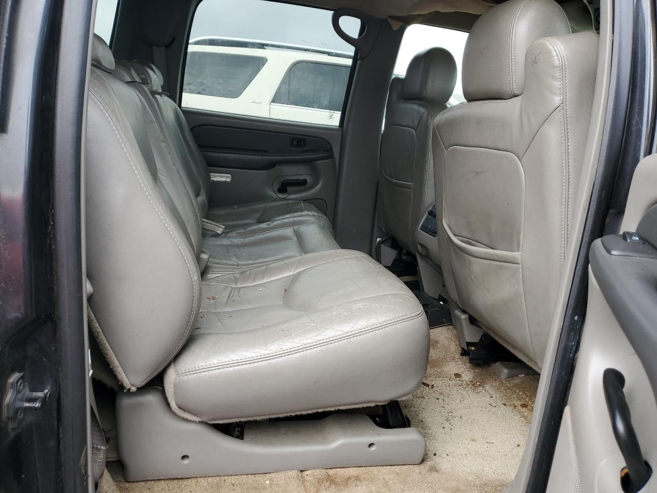 2003 Chevrolet Suburban - Image 11