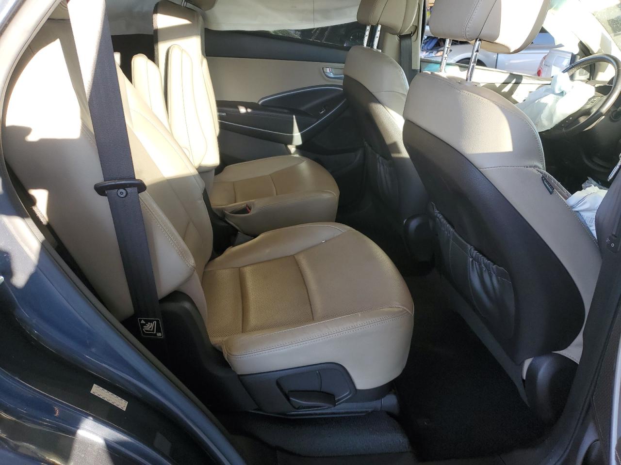 2016 Hyundai Santa Fe - Image 11