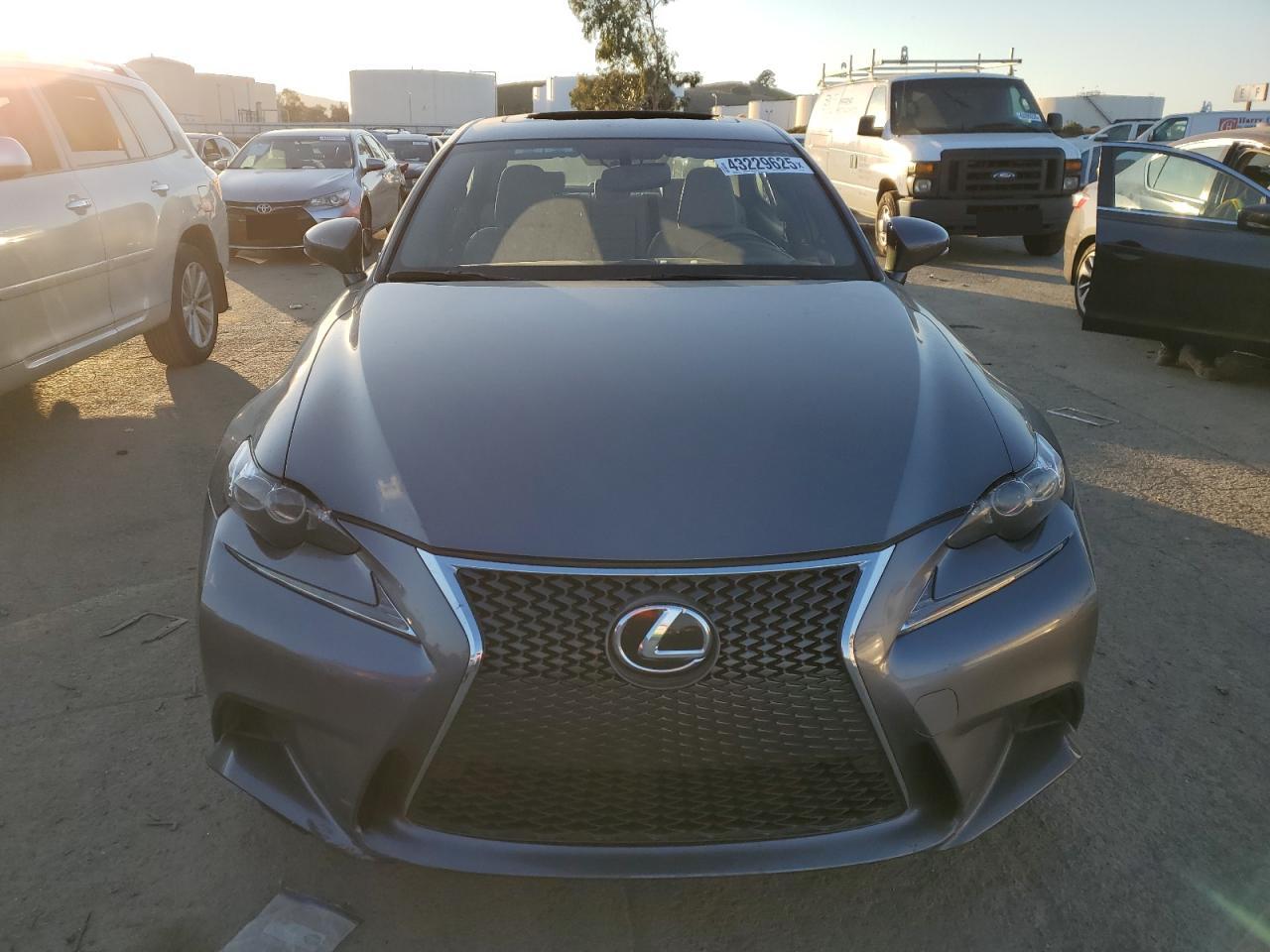 2016 Lexus IS - Image 5