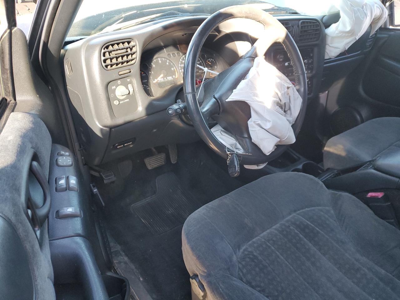 2002 Chevrolet S-10 Pickup - Image 8
