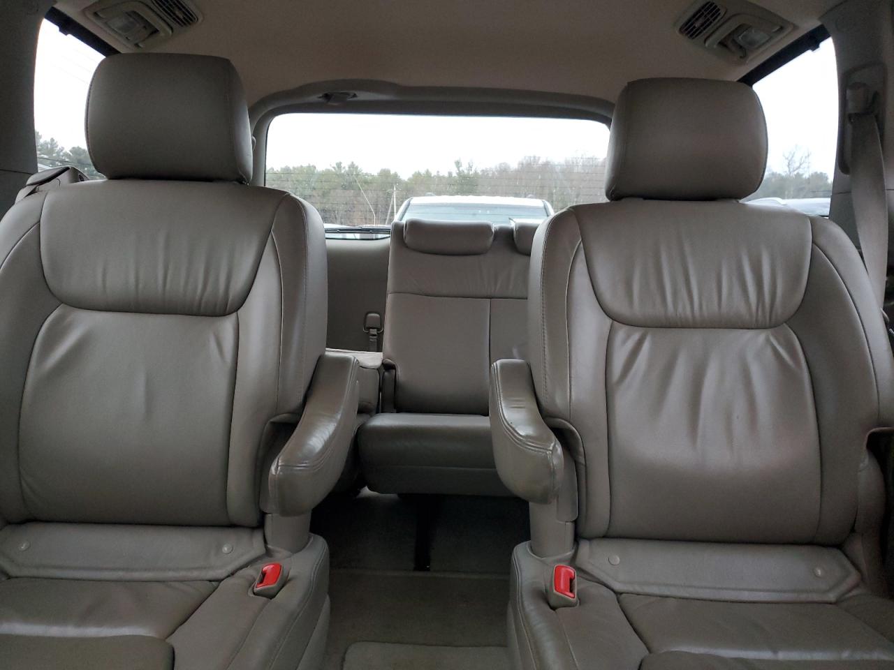 2005 Toyota Sienna - Image 10