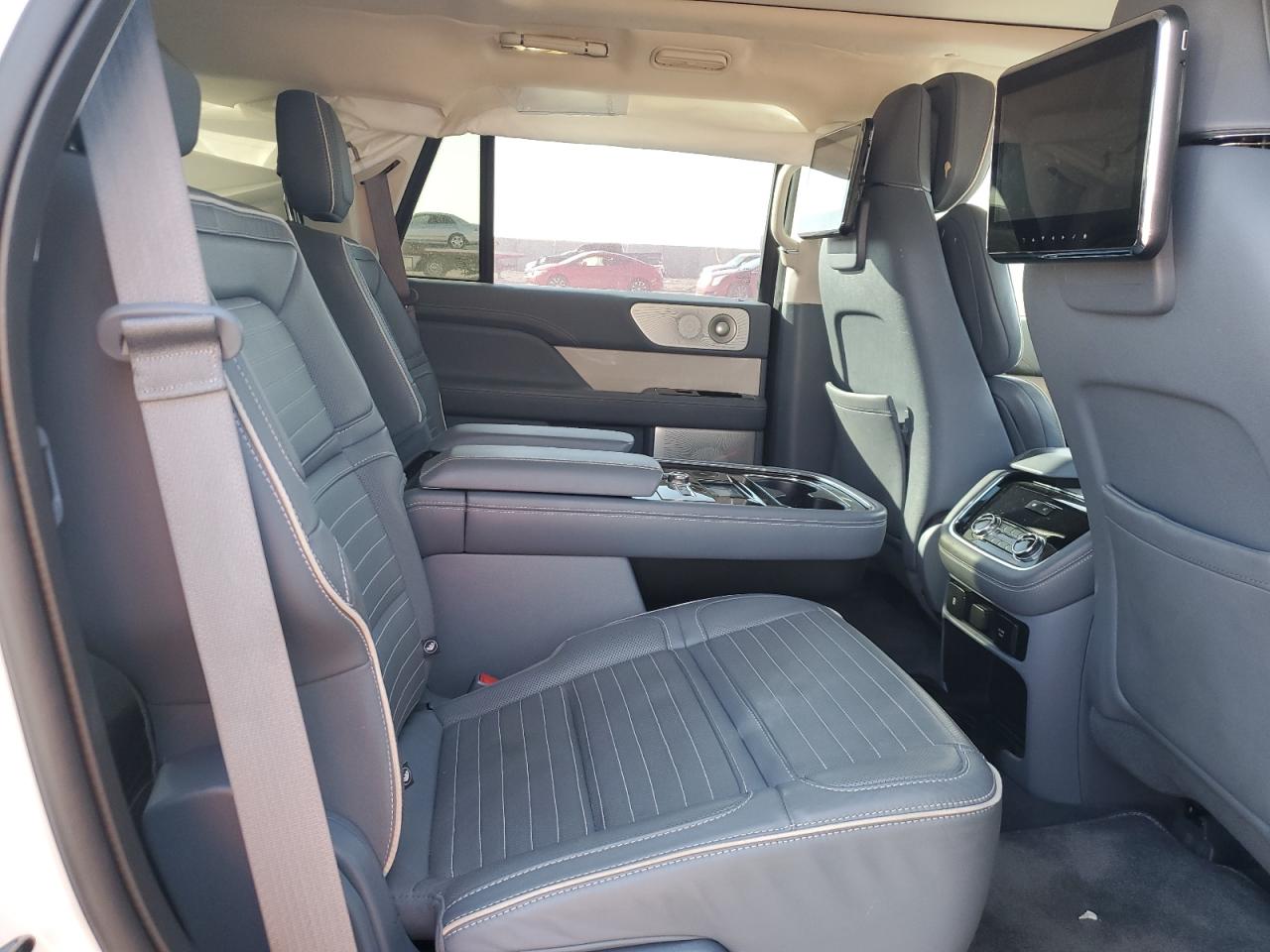 2018 Lincoln Navigator - Image 11