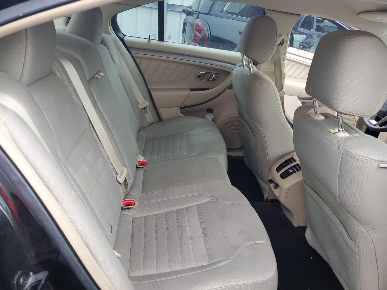 2015 Ford Taurus - Image 10