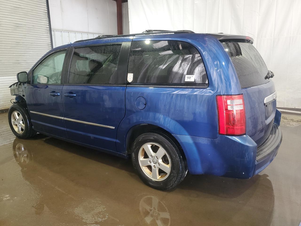 2010 Dodge Caravan - Image 2