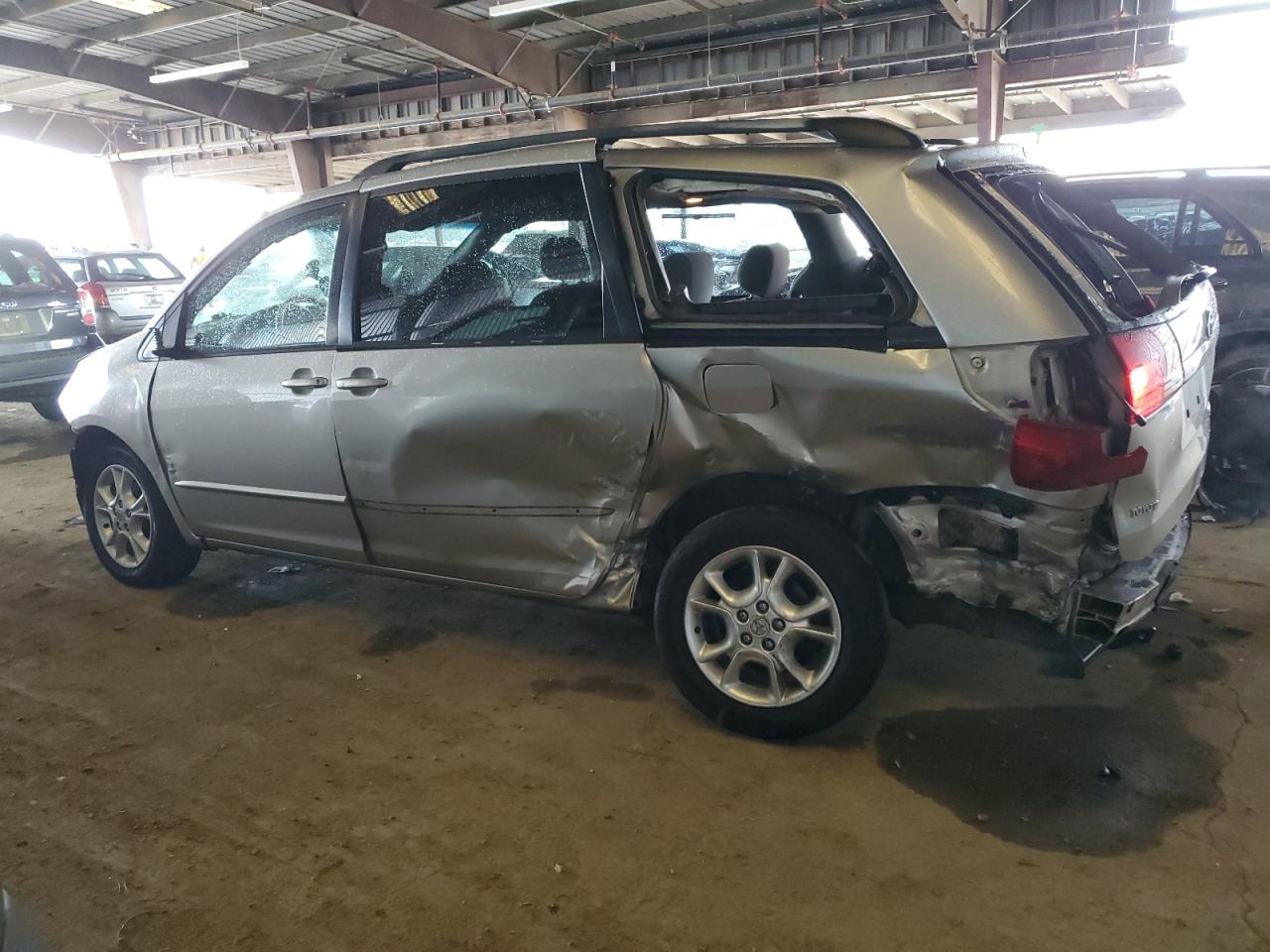 2004 Toyota Sienna - Image 2