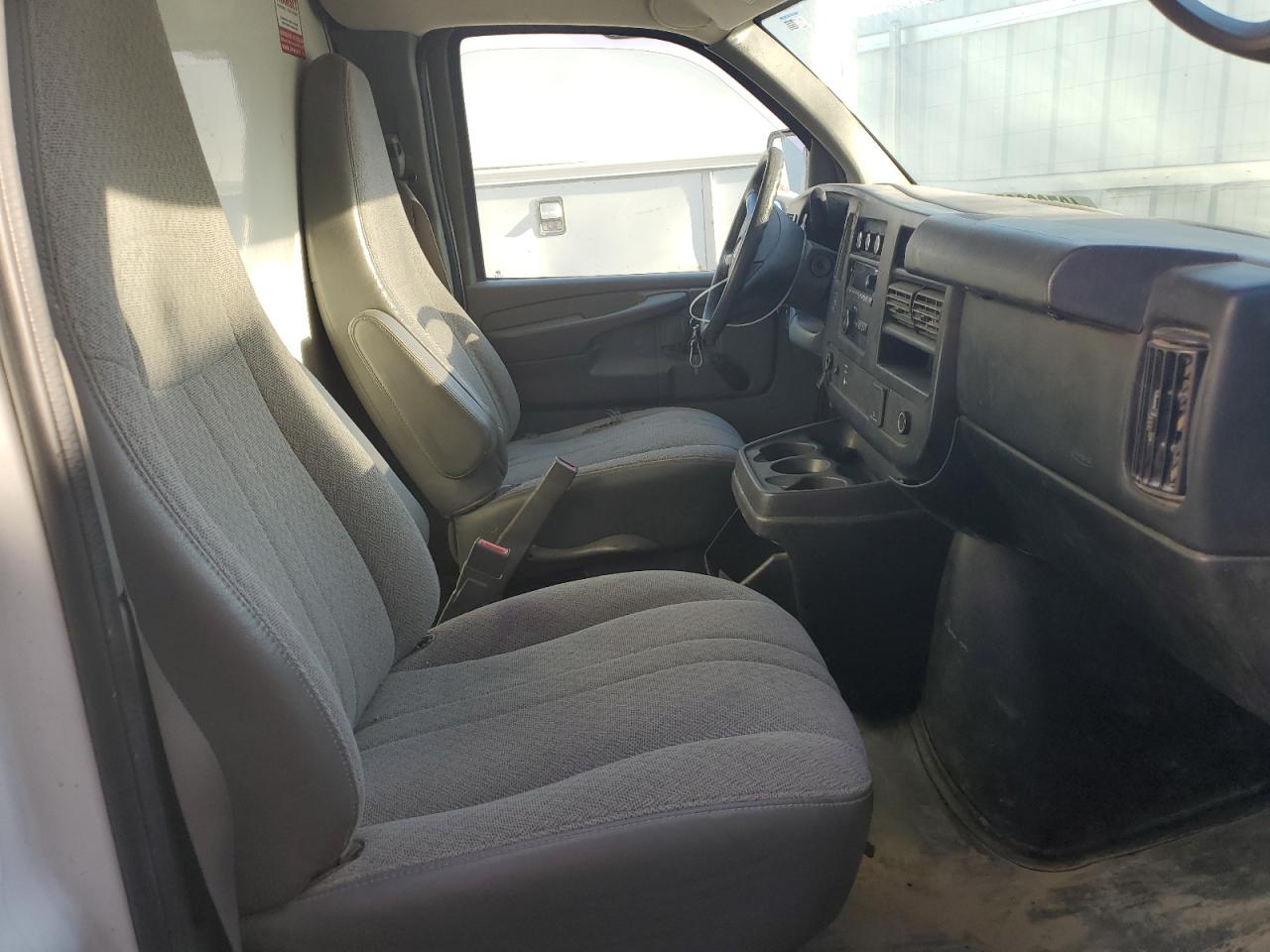 2015 GMC Savana - Image 11