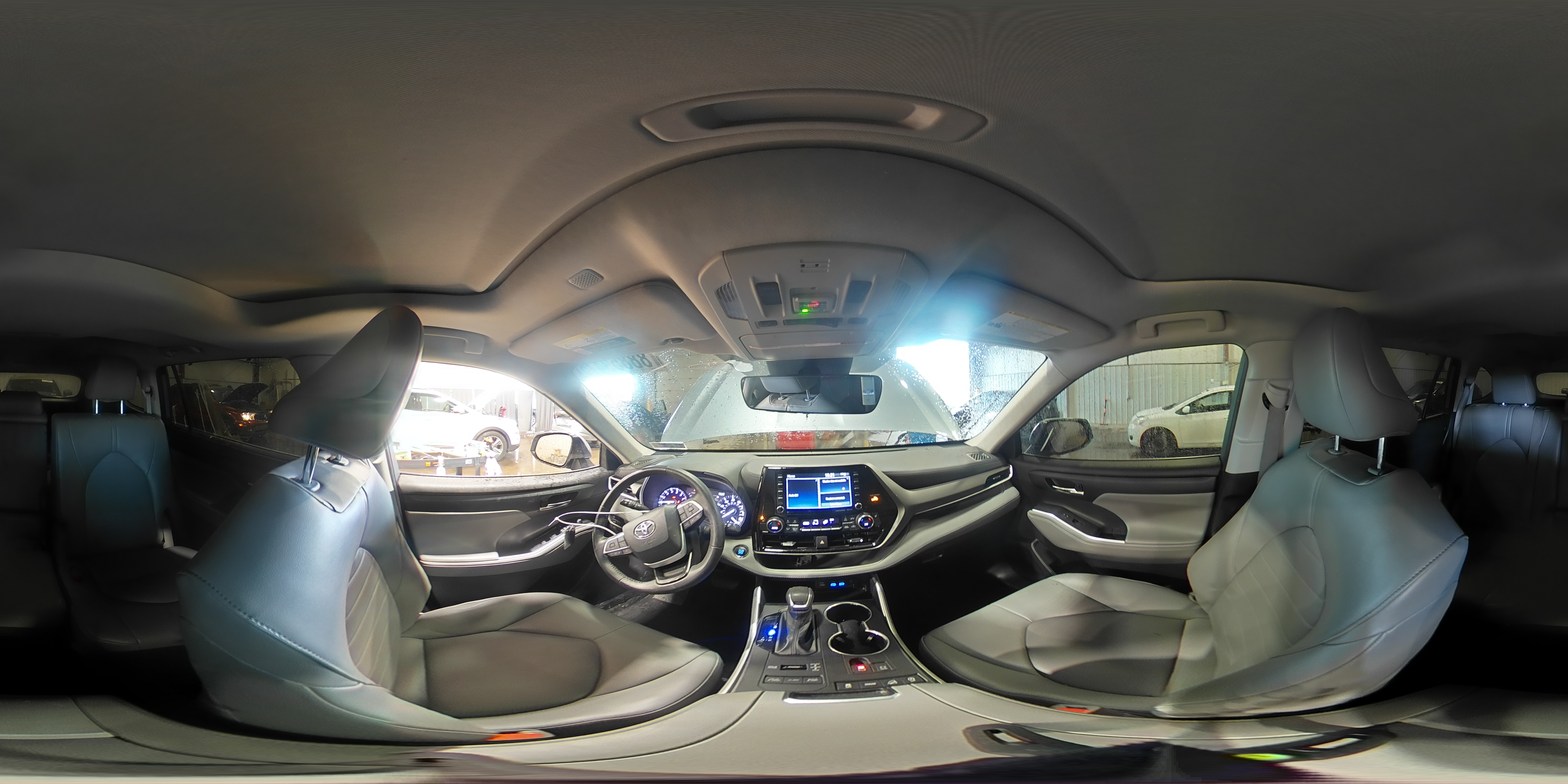2022 Toyota Highlander - Image 16