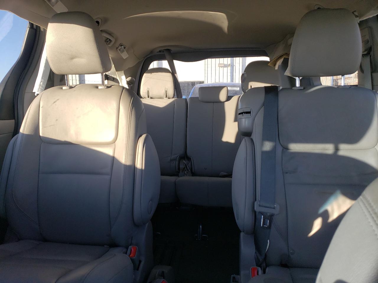 2015 Toyota Sienna - Image 10