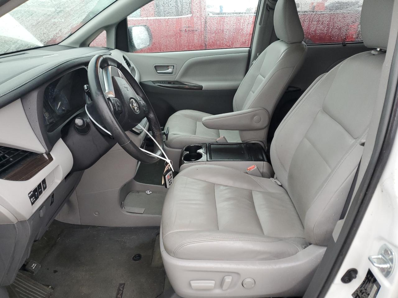 2017 Toyota Sienna - Image 7