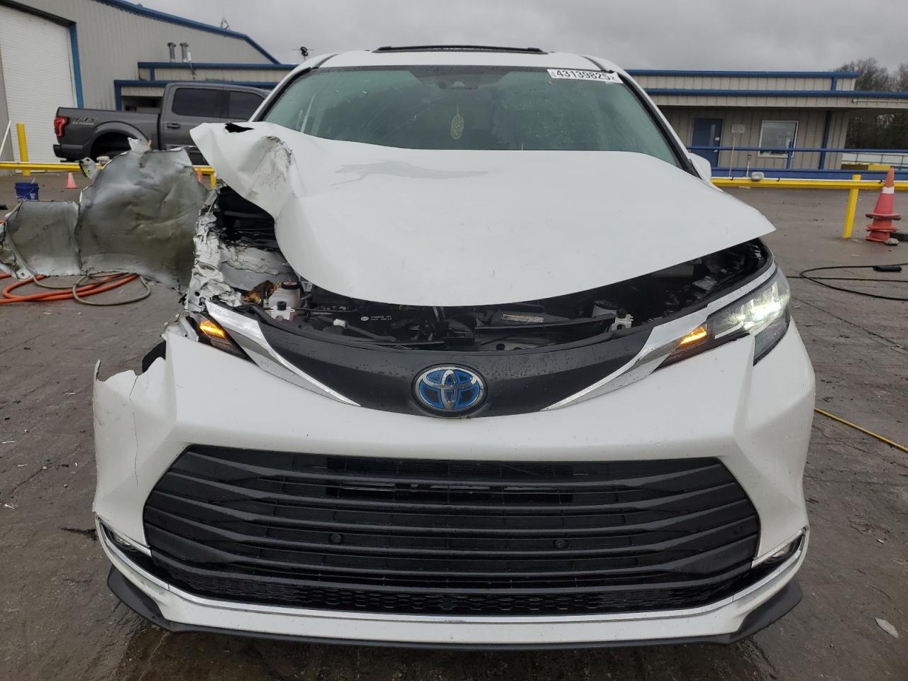 2022 Toyota Sienna - Image 5