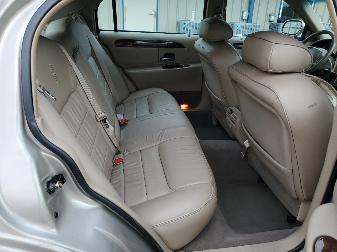 2000 Lincoln Town Car - Image 10
