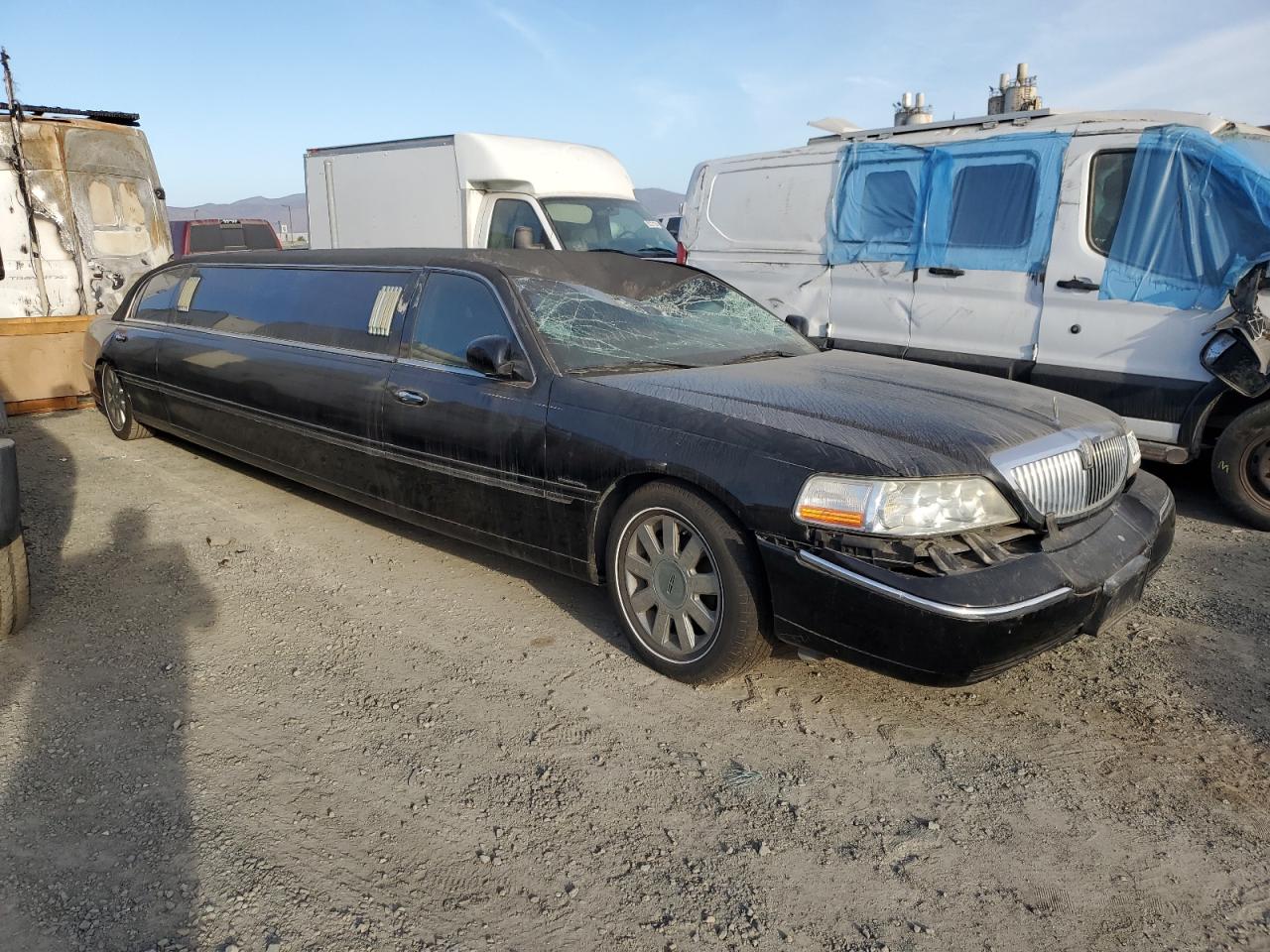 2005 Lincoln Town Car - Image 4