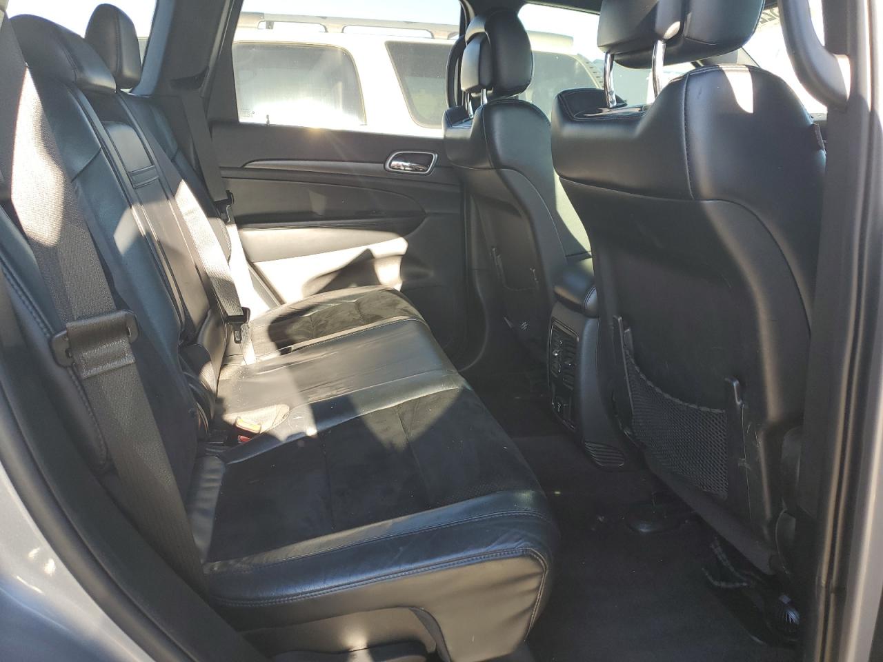 2017 Jeep Grand Cherokee - Image 11