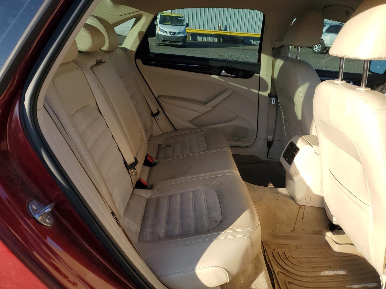 2015 Volkswagen Passat - Image 10