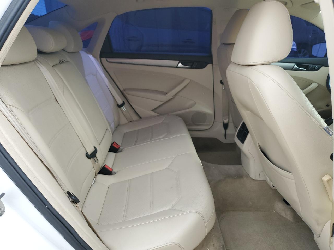 2015 Volkswagen Passat - Image 10