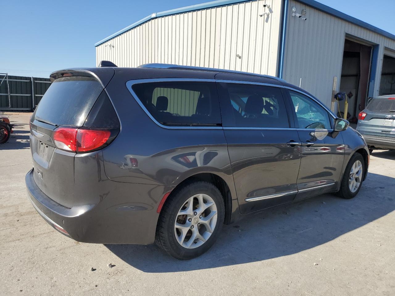 2018 Chrysler Pacifica - Image 3
