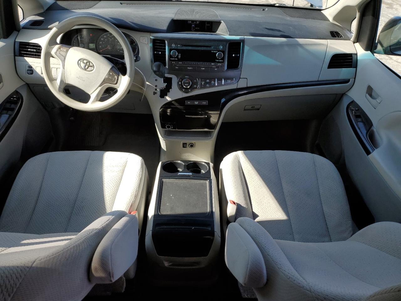 2013 Toyota Sienna - Image 8
