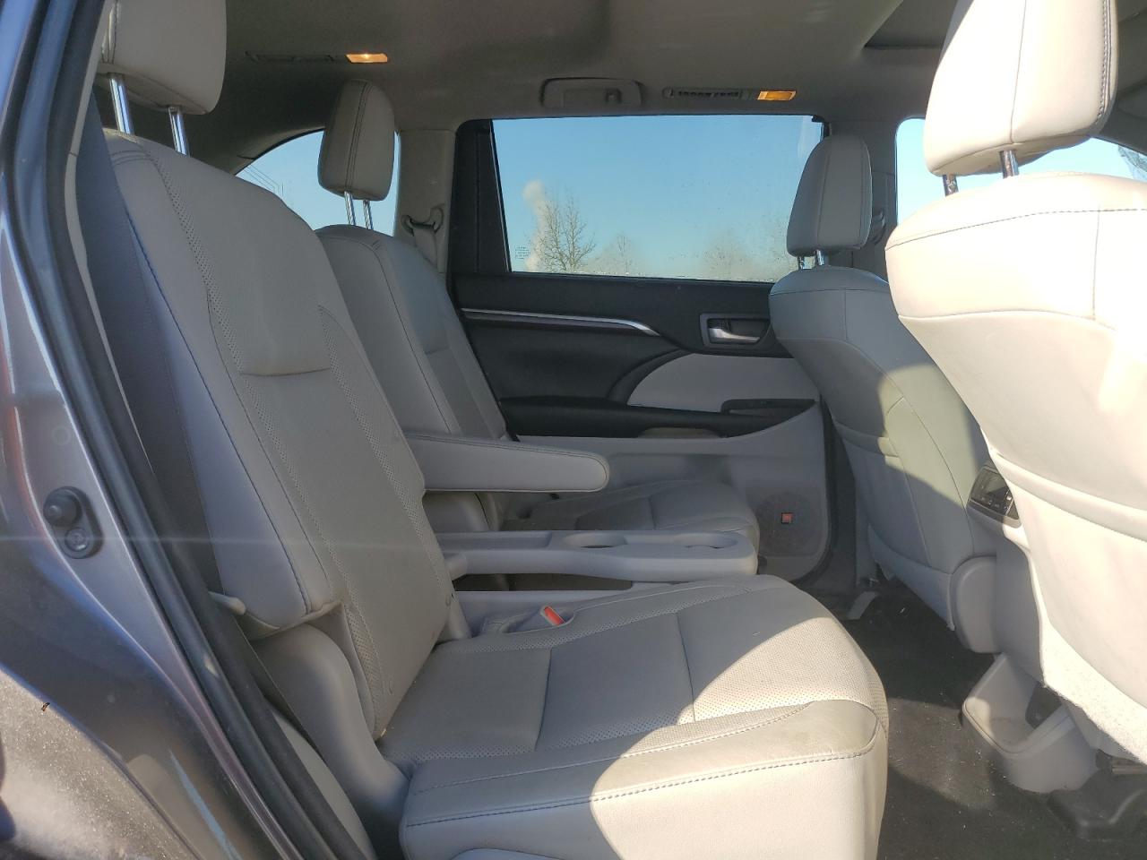 2016 Toyota Highlander - Image 11