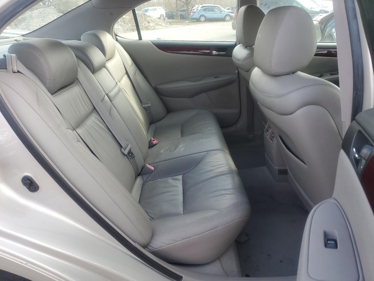 2004 Lexus ES - Image 11