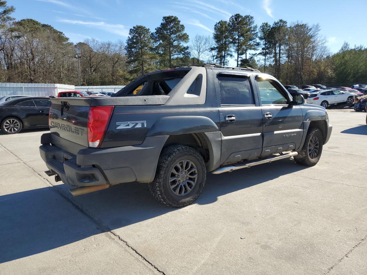 2004 Chevrolet Avalanche - Image 3