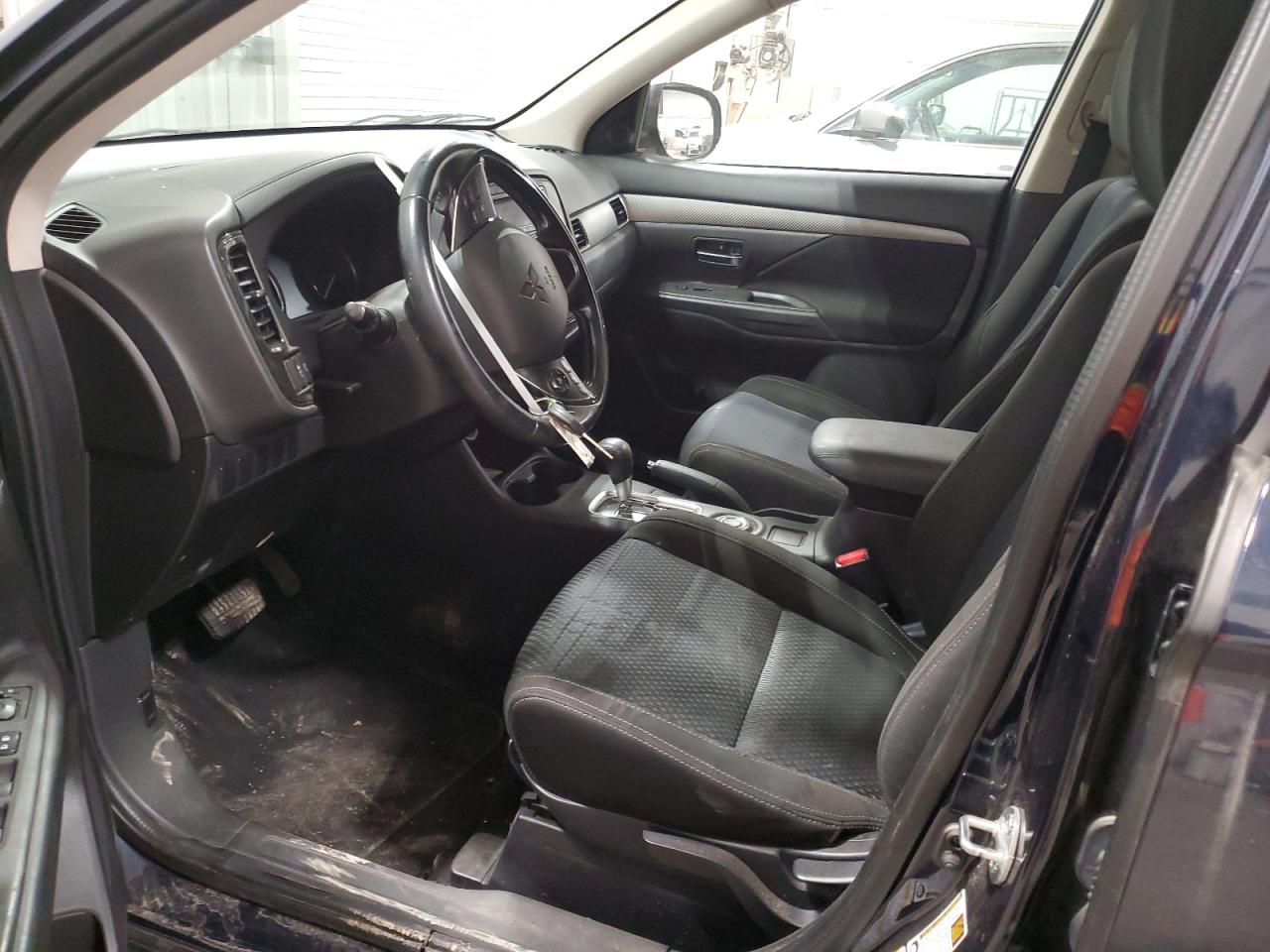 2016 Mitsubishi Outlander - Image 7