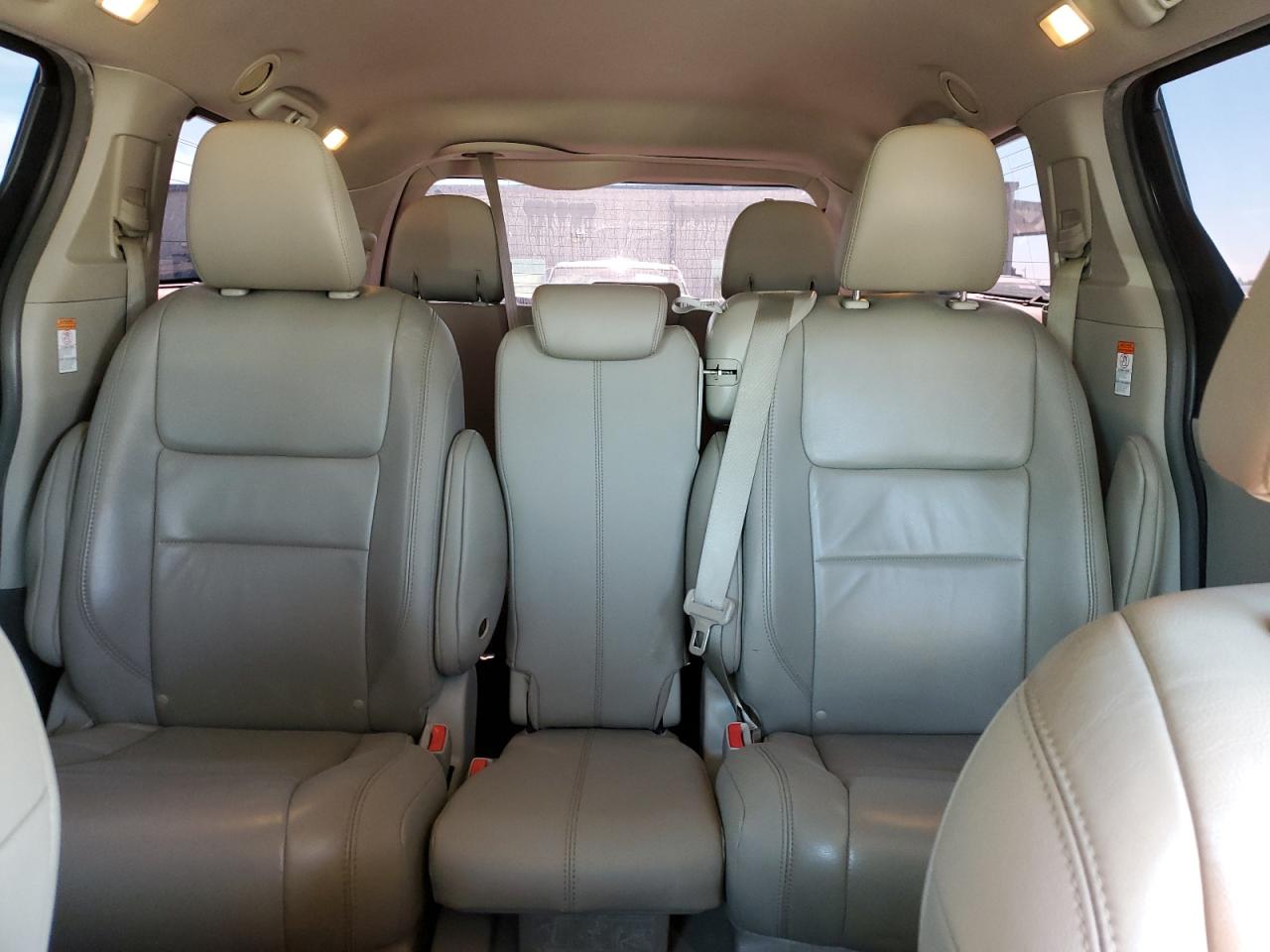 2015 Toyota Sienna - Image 10