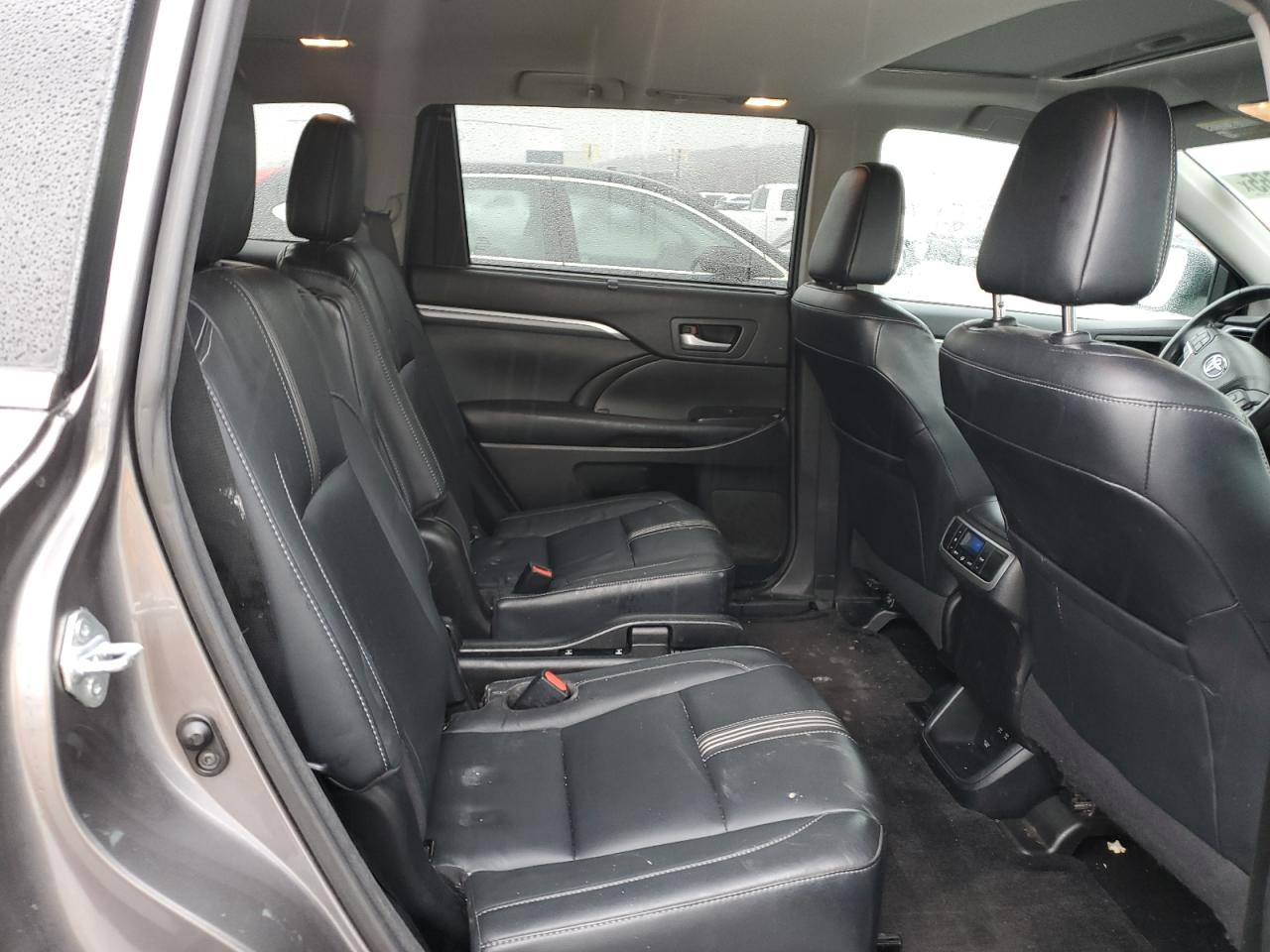 2017 Toyota Highlander - Image 11