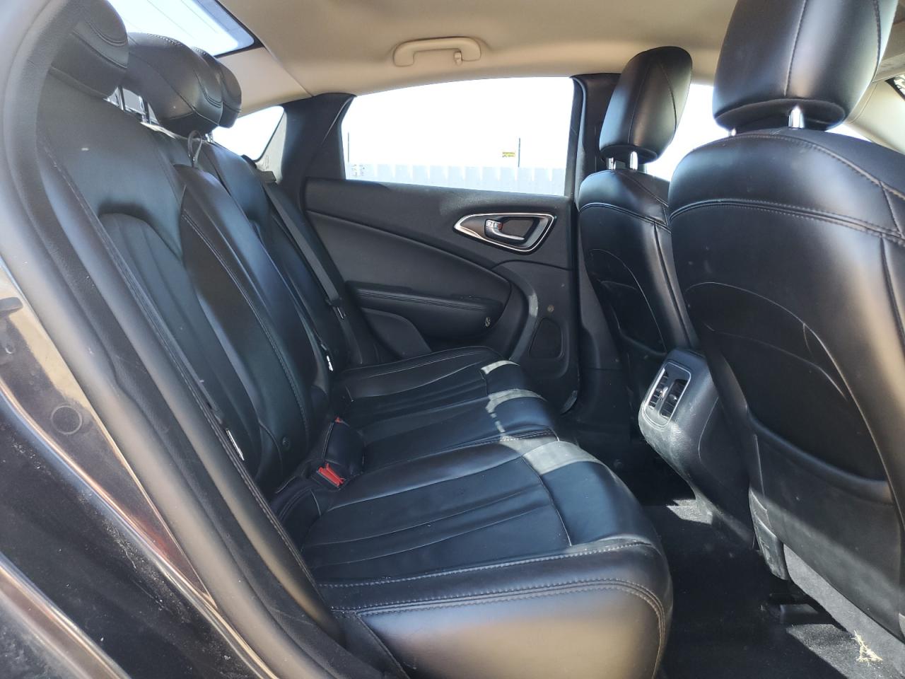 2016 Chrysler 200 - Image 10