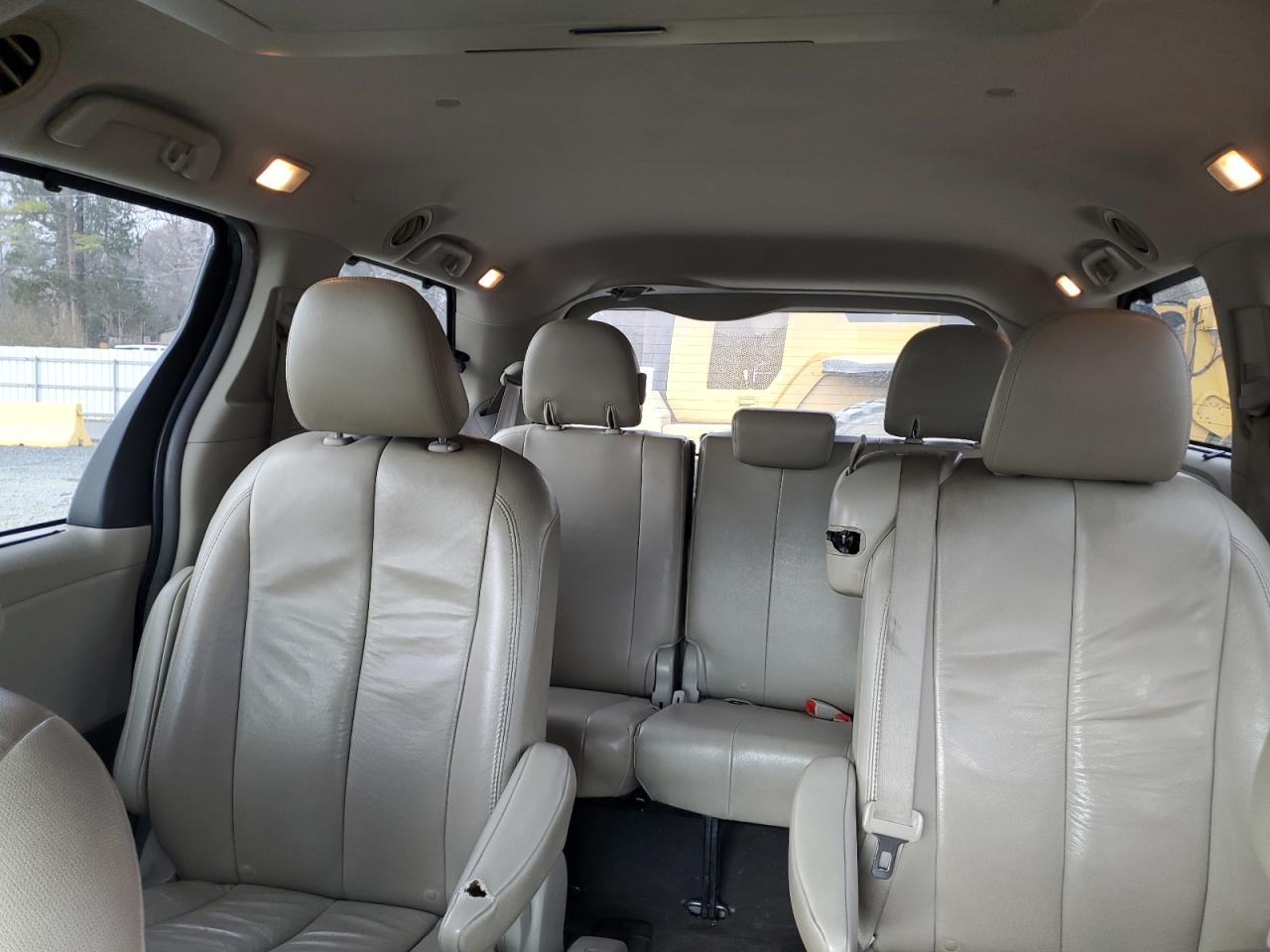 2011 Toyota Sienna - Image 10