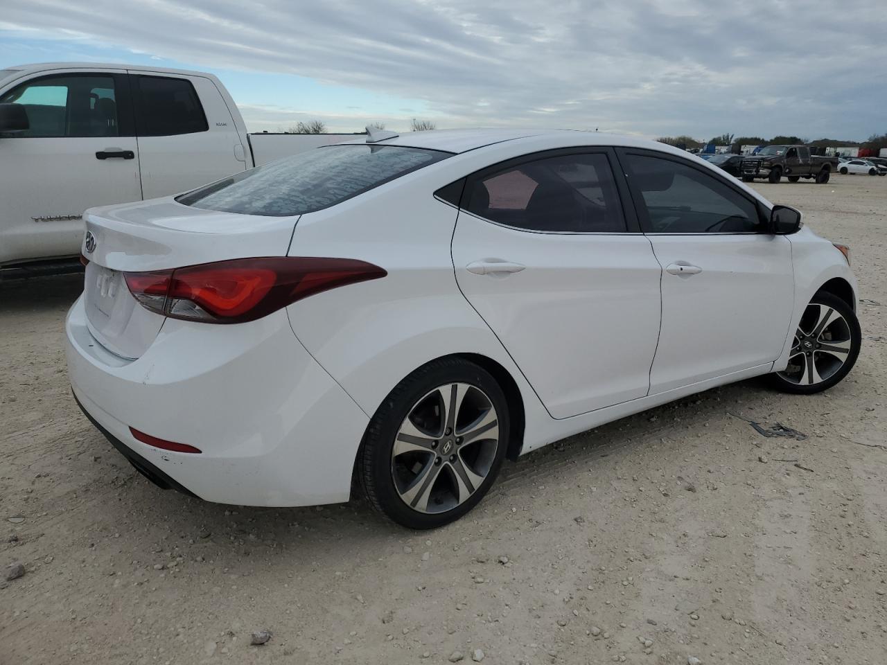 2015 Hyundai Elantra - Image 3