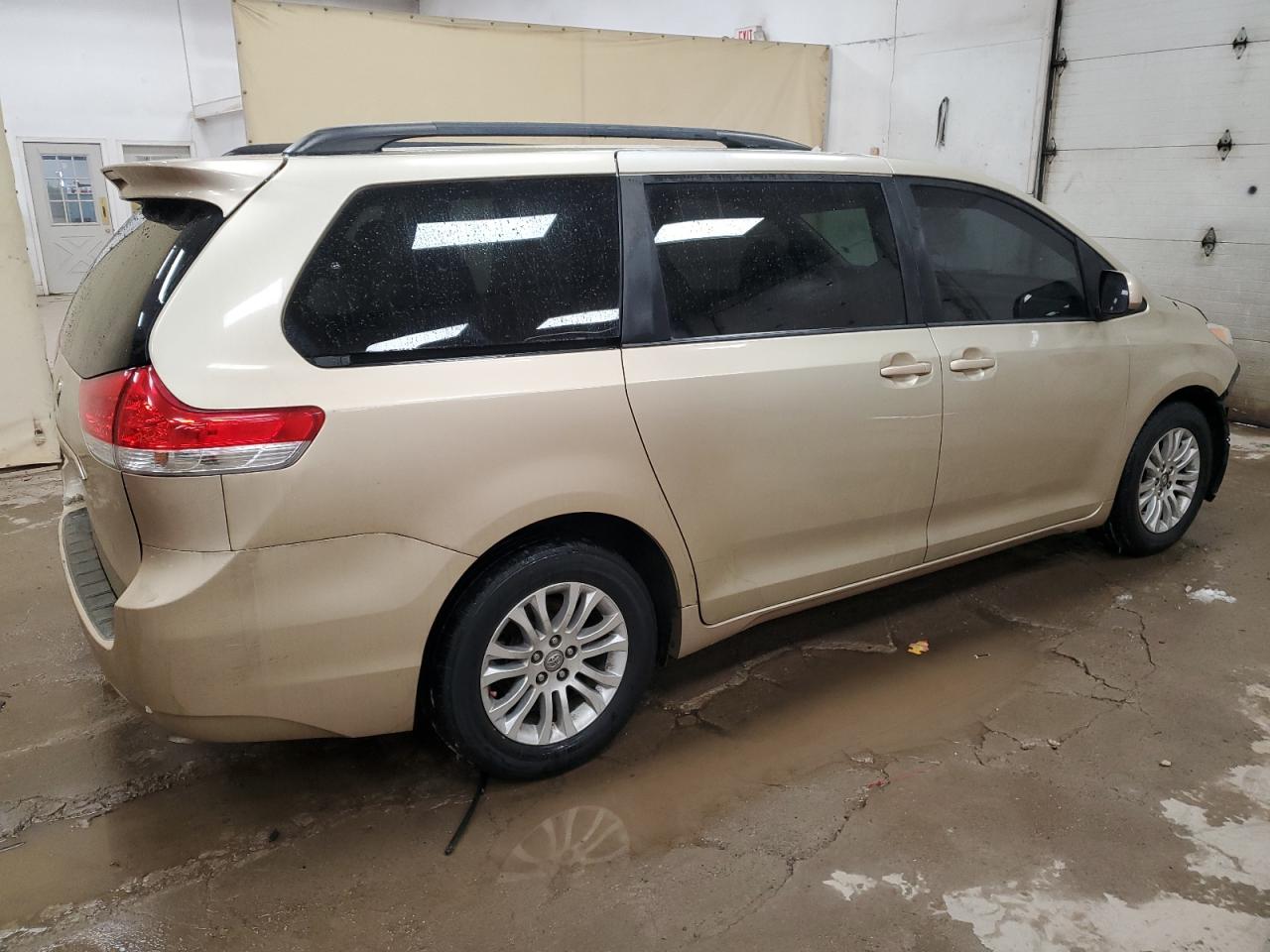 2014 Toyota Sienna - Image 3