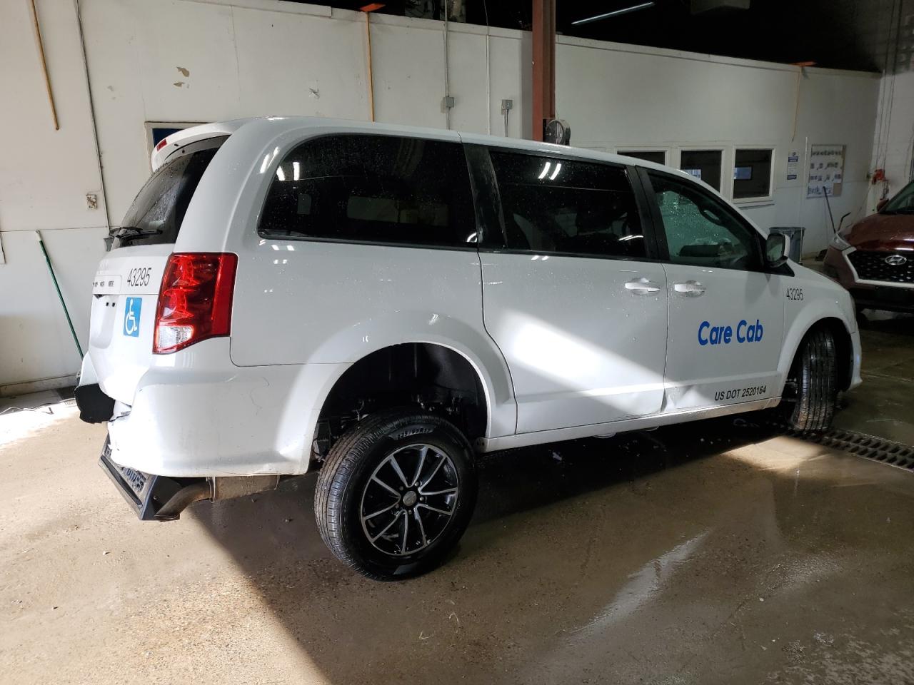 2019 Dodge Caravan - Image 3